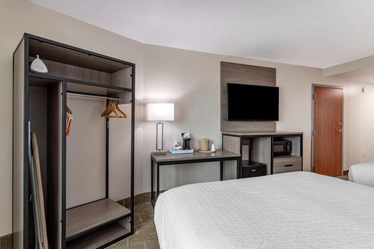 Clarion Pointe Seawall Hotel