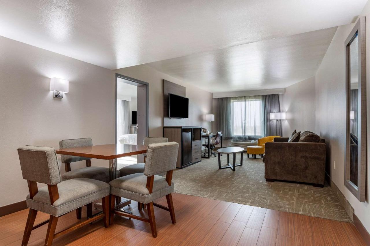 Clarion Pointe Seawall Hotel