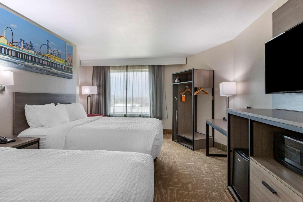 Clarion Pointe Seawall Galveston