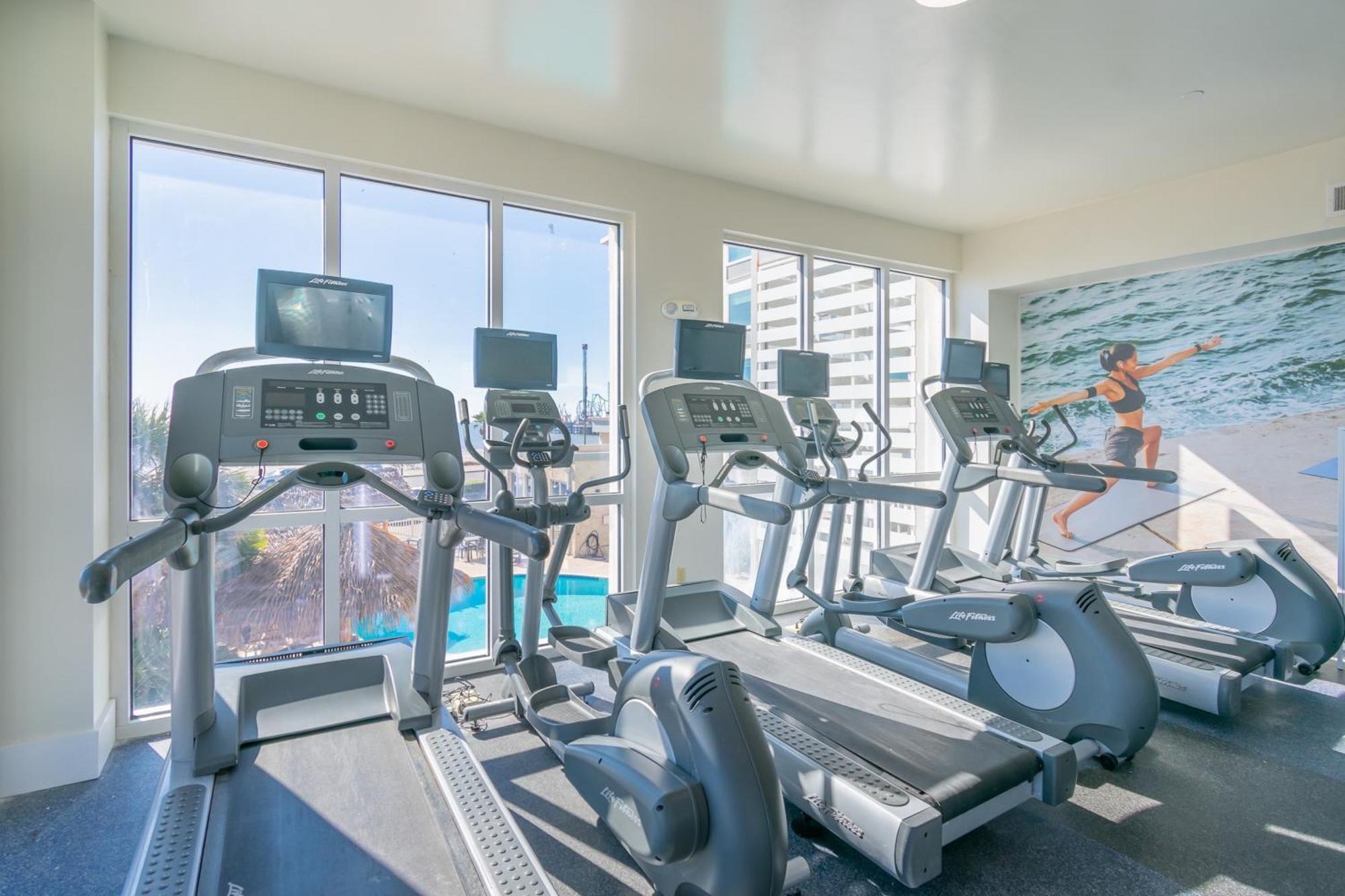 Clarion Pointe Seawall Hotel