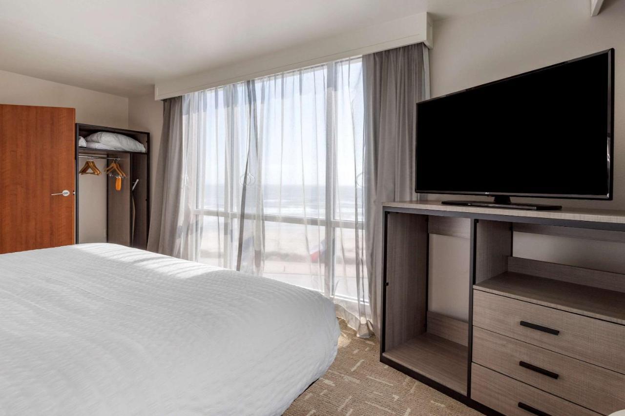 Clarion Pointe Seawall 3*